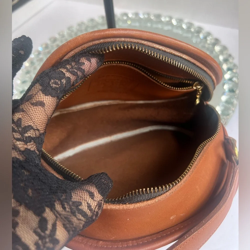 Coach vintage 90s BrownLeather Crossbody Bag with Structured Design - Picture 5 of 12